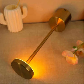 Luminária de Mesa Portátil LumiFree